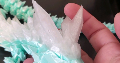 Frost Crystal Dragon – Helder PLA + Lichtblauw Zijden PLA
